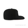 Cappellino snapback con logo in gomma dal design personalizzato